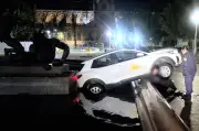 Warga Perancis direman selepas rempuh air pancut bersejarah di Sydney sambil makan McDonald's