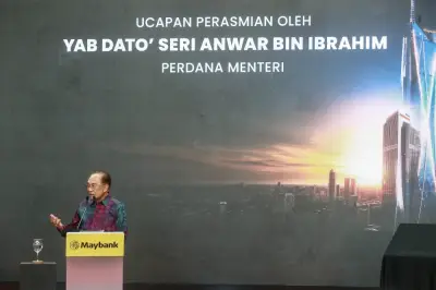 Anwar lancar ibu pejabat baharu Maybank di Menara Merdeka