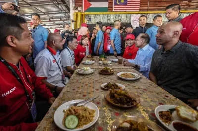 Anwar mulakan hari kedua kempen Johor dengan program santai sarapan di Layang-Layang