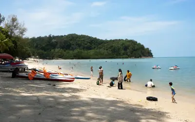 Blue Lagoon Port Dickson tarik pelancong dengan air jernih dan pantai bersih