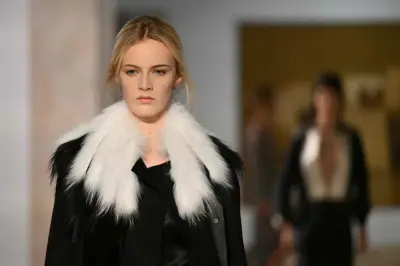 Fendi Rome couture sulung Chiuri: Tribut kepada Lagerfeld dengan koleksi elegan