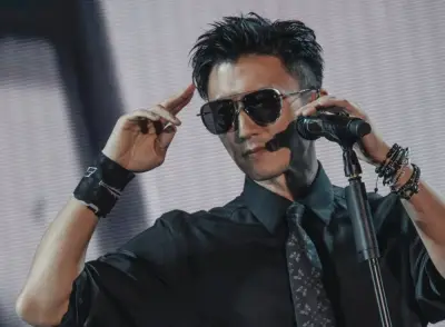 Nicholas Tse menangis pakai cermin mata hitam bapa di konsert pertama selepas kematian Patrick Tse