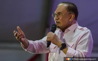 Pembiayaan untuk rakyat, bukan untuk MP, kata Anwar kepada Wong Chen dan Lee