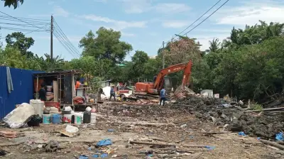 Penghuni sendiri musnahkan rumah ketika operasi tebang pilih DBKK di Likas