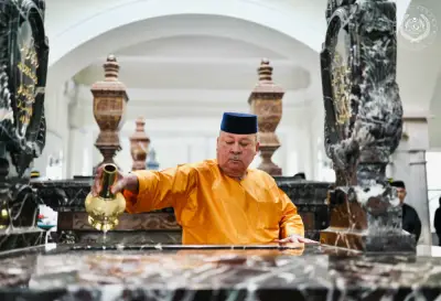 Raja Malaysia Beri Penghormatan Kepada Arwah Sultan Iskandar Pada Hari Hol