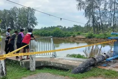 Remaja Malaysia terselamat selepas Myvi terjunam ke sungai di Bachok