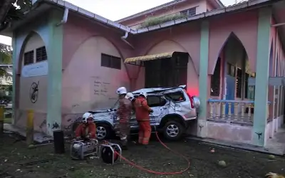 SUV rempuh surau di Pasir Puteh, dua wanita Indonesia maut