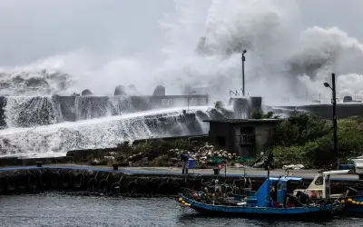 Tanah Runtuh di Filipina Bunuh 15 Orang, Taufan Bavi Dekati Taiwan