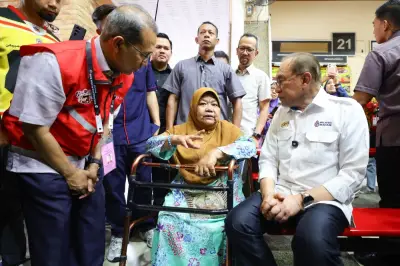 Wanita OKU tempuh hujan naik tiga roda jumpa PM Anwar di Seremban