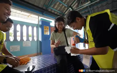 Wanita sakit kaki dibenar mengundi di luar saluran di Johor Bahru