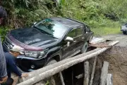 4WD Hampir Terjun Dari Jambatan Balak Rosak Di Baram, Timbul Kebimbangan Keselamatan