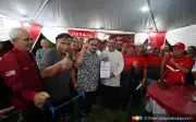 60 ahli Bersatu Senggarang Timur sertai PKR, sokong Anwar