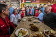 Anwar mulakan hari kedua kempen Johor dengan program santai sarapan di Layang-Layang