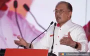 Anwar sindir MCA, puji DAP lebih berintegriti dalam ceramah Johor