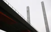 Artis grafiti panjat menara jambatan Australia, lukis burung kartun, ganggu lalu lintas