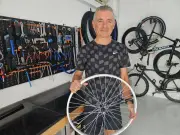 Bekas eksekutif korporat tawarkan baiki basikal percuma di Singapura