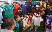 Dari Kemeja Congo ke Gantungan Kunci: Peminat Banjiri Piala Dunia