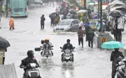 Enam maut di Mumbai, India apabila hujan lebat menyebabkan kekacauan