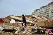 Gempa Venezuela: Seorang Lelaki Gagal Cari Keluarga, Terus Gali Runtuhan