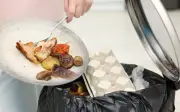 Hampir 100kg sisa makanan per isi rumah setahun