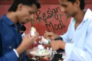 Hantaran Pizza dan Burger Banjiri Protes Reformasi Pendidikan di Delhi