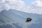 Hayun Gergasi di Puncak Alps: Pelancong Bergoyang Antara Seram dan Seronok