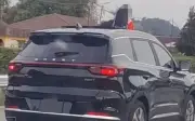 Ibu ditahan anak keluar kepala melalui sunroof di Grand Saga