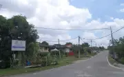 Isu Pajak Tanah Kg Melayu Majidee Hangat Dalam Kempen PH-BN Di Larkin