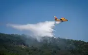Kapal Terbang Bom Air Lawan Kebakaran Hutan Fontainebleau Berhampiran Paris
