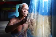 Kehidupan di Rumah Haliah: Sungai, Buaya, dan Keberanian di Arus