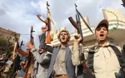 Kerajaan Yaman serang lapangan terbang Sanaa, Houthi balas serang Arab Saudi