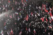 Khamenei Dikebumi di Mashhad, Serangan AS-Iran Cetus Kebimbangan Perang Total