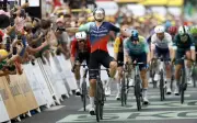 Kooij menang peringkat 5 Tour de France dalam pecut huru-hara