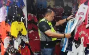 KPDN Serbu Gerai Jersi Tiruan Piala Dunia di Jalan Petaling, Rampas 5,403 Helai