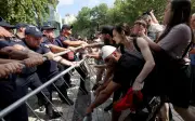 Kumpulan hak asasi Albania amaran polis guna kekerasan berlebihan