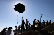 Layang-layang Palestin terbang tinggi di Burin, cabar penempatan Israel