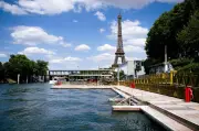 Lelaki Panjat Menara Eiffel, Kibarkan Bendera AS Sempena 250 Tahun Kemerdekaan Amerika