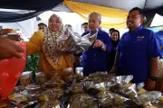 Lim Guan Eng cabar Zahid bukti kesungguhan bantu PKS dengan moratorium dan caruman KWSP