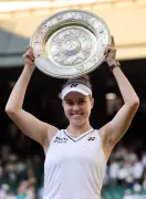 Noskova bangkit dari tangisan, jadi wanita termuda juara Wimbledon dalam 15 tahun