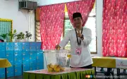 Onn Hafiz Selesai Mengundi di SK Simpang Renggam, Proses Lancar