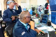 Pasaran Wall Street jatuh: Perang Iran, keraguan AI, PM UK baharu gemparkan pasaran