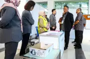 Pengerusi SPR buat lawatan ke pusat mengundi di Johor, proses berjalan lancar