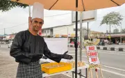 Peniaga nasi lemak RM1 cari makna baharu selepas kebakaran