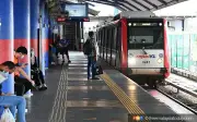 Penumpang diselamatkan selepas jatuh ke landasan Stesen LRT Hang Tuah