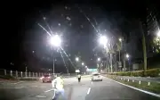 Polis tangkap pemandu Mercedes 'gugup' yang terobos sekatan jalan