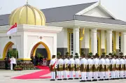 Presiden Singapura Terima Tabik Hormat 21 Tembakan Meriam di Istana Negara
