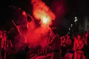 Remaja Perempuan Maut Jatuh dari Lori Semasa Sambutan Piala Dunia Perancis