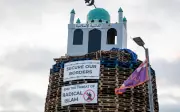 Replika masjid dibakar pada unggun api di Ireland Utara dikutuk