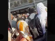 Ribuan orang serbu pasar raya Paris berebut pendingin hawa murah