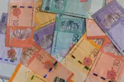 Ringgit dibuka tinggi berbanding mata wang utama, hampir tidak berubah berbanding dolar AS
